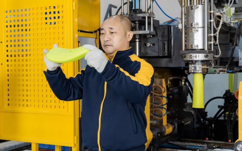 inspection minutieuse des pièces des jouets autoportés