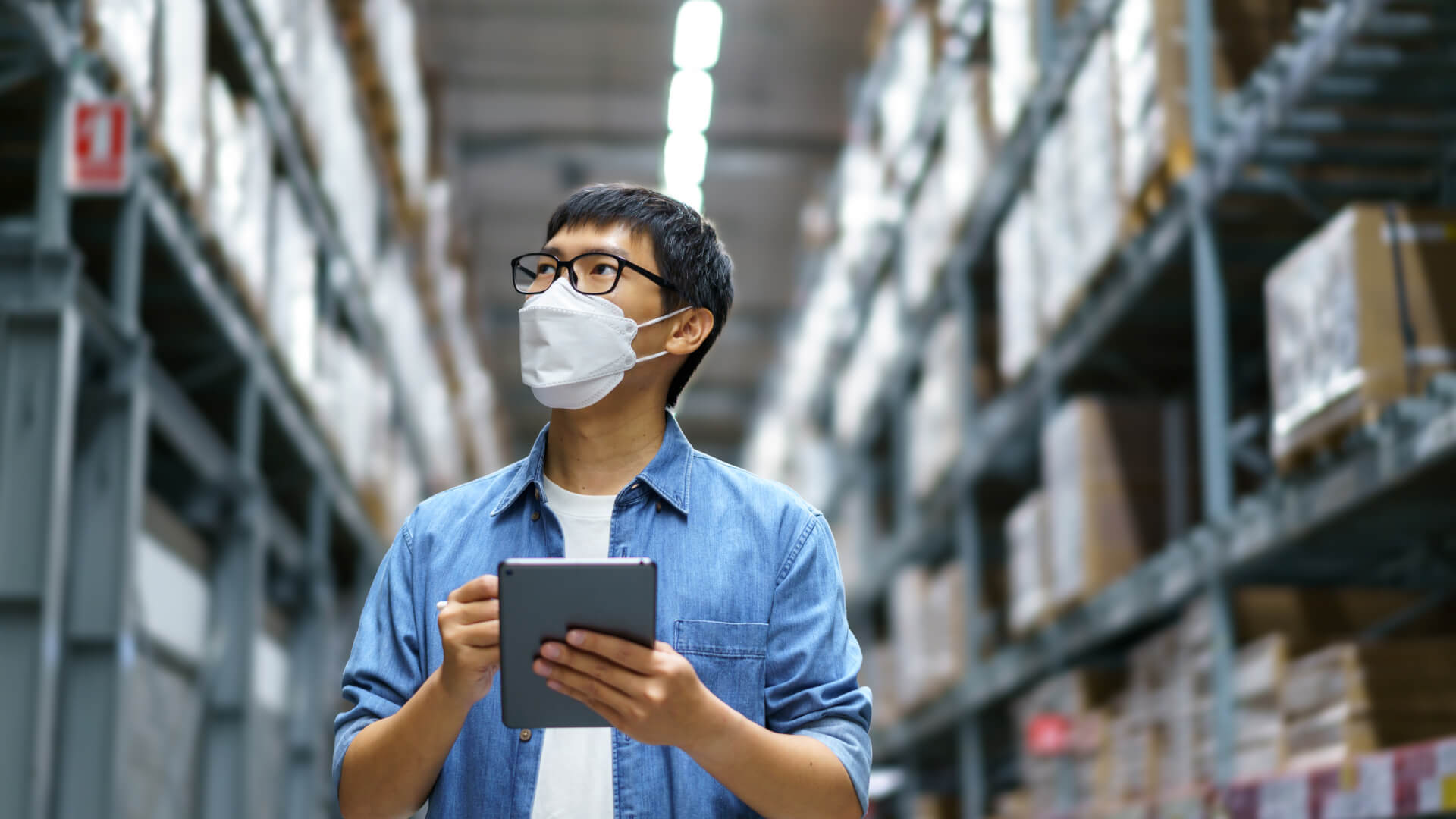 Trabajadores experimentados de Luddy realizando el control de inventario